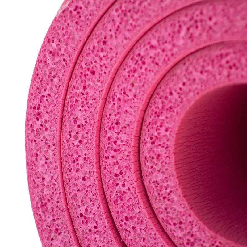 Acercamiento de la textura del mat de yoga de 15 milímetros color fucsia de material NBR